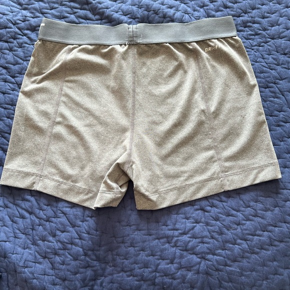 Women’s Nike Pro Combat Compression Shorts - Picture 2 of 4